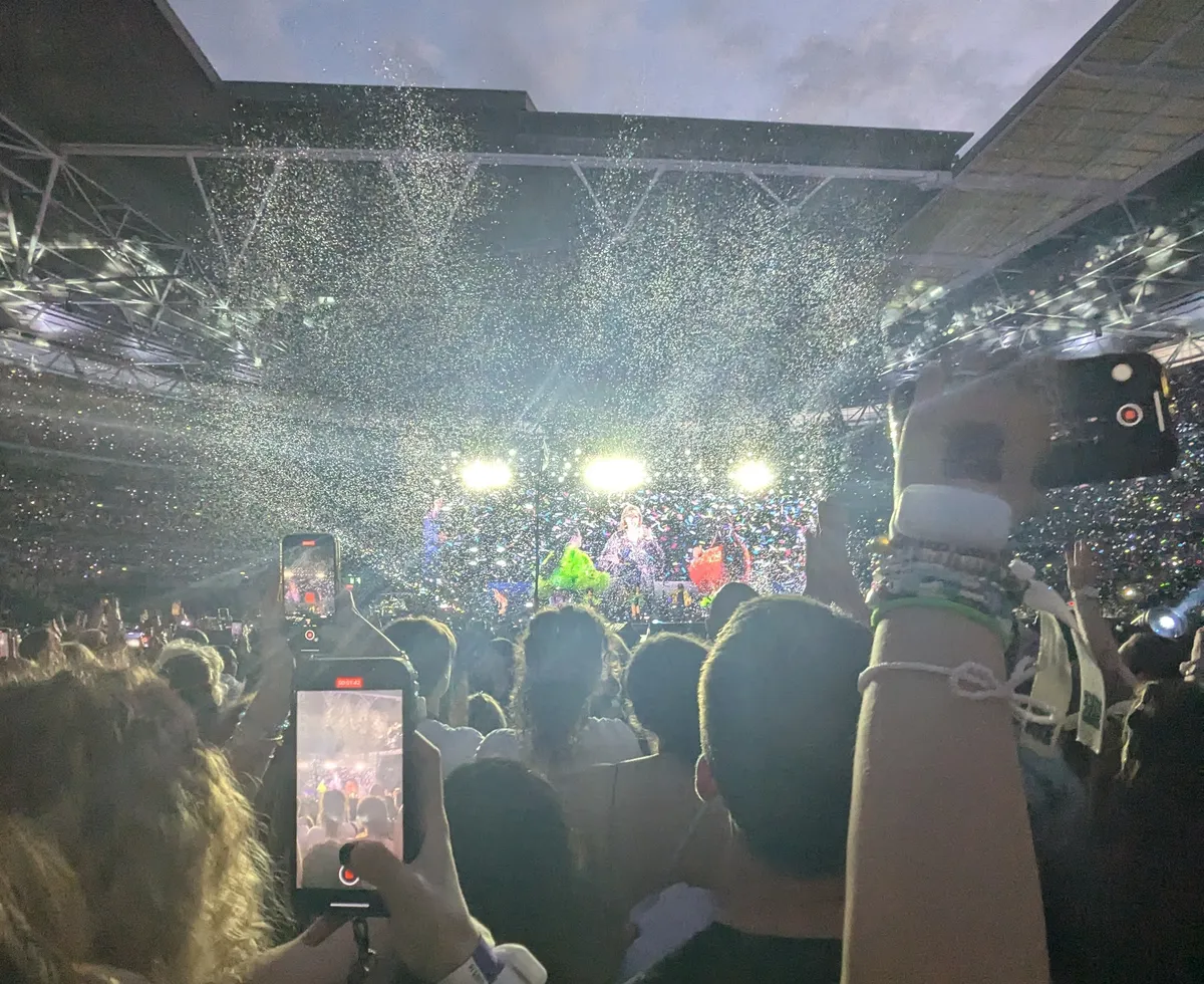 90,000 screaming fans